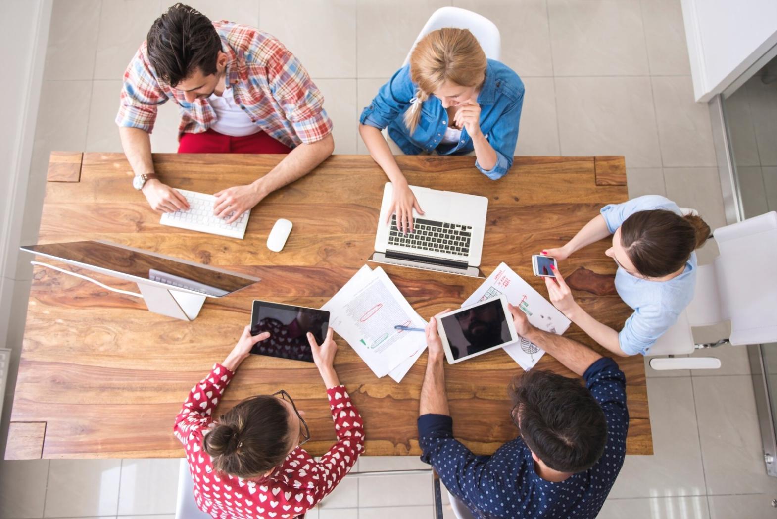 Moderne Büroumgebung mit Arbeitsplätzen für Finanzanalysen in Stuttgart