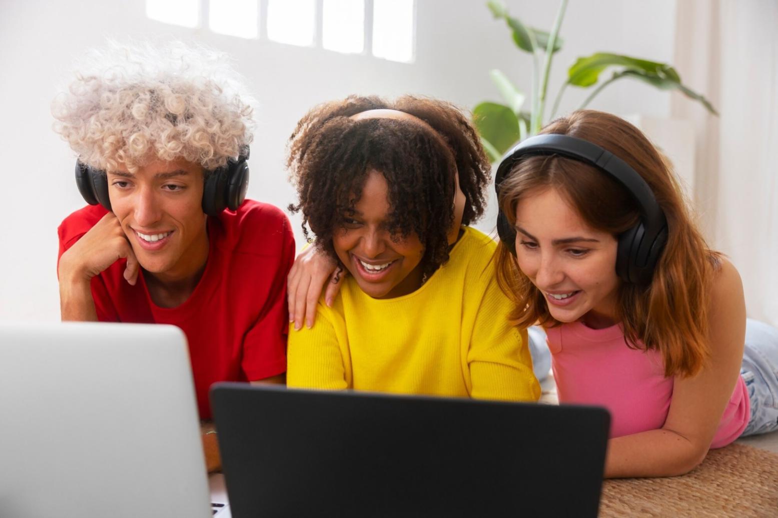 Finanzanalyse Arbeitsplatz mit Diagrammen und Berichten